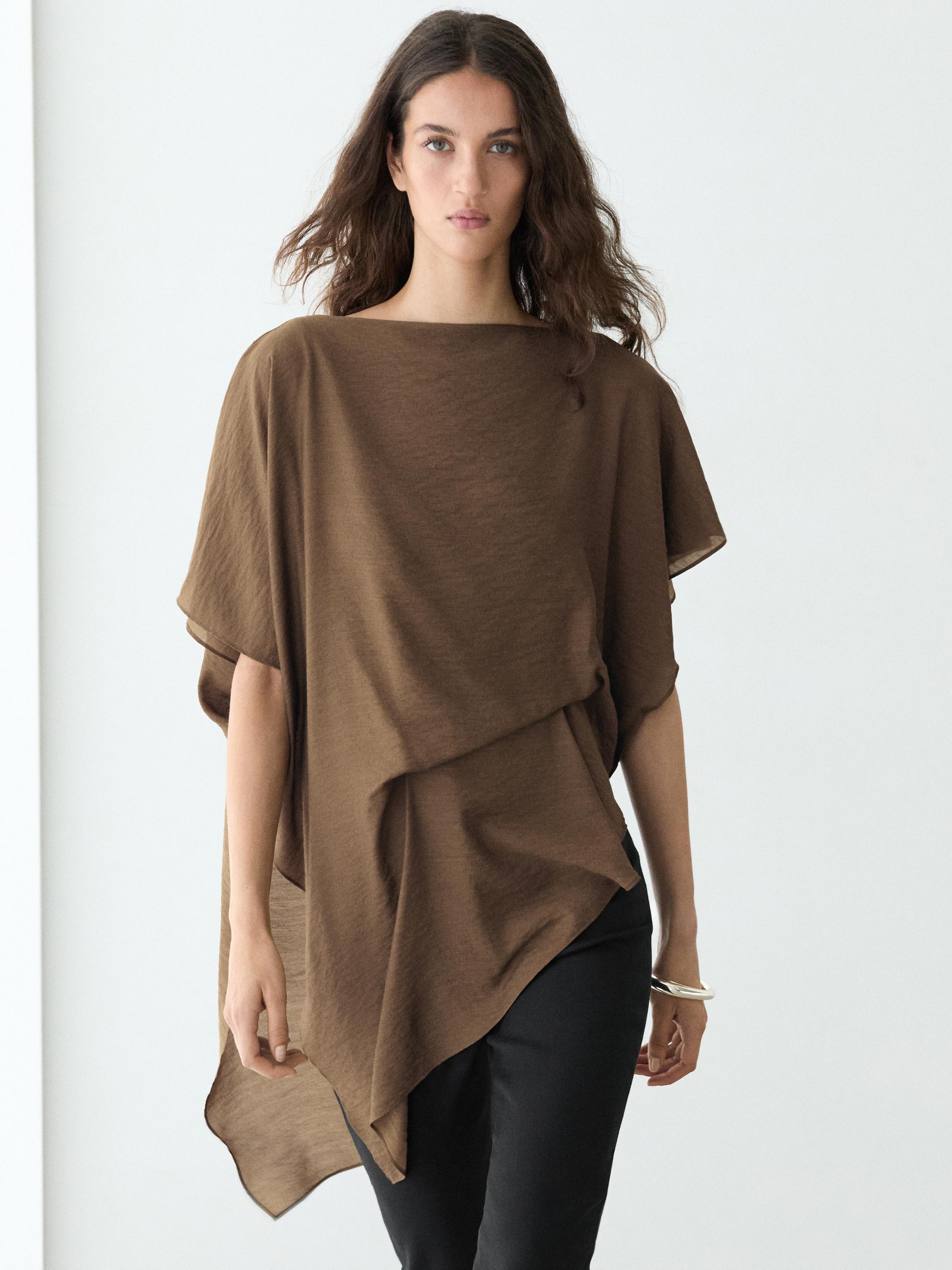 Blouse fluide asymétrique style cape